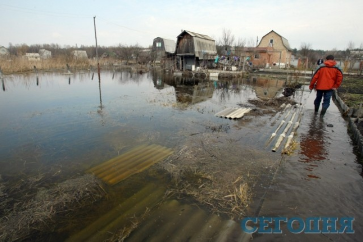 Потоп под Киевом: у людей в домах стоит вода, а в погребах плавают овощи. Фото