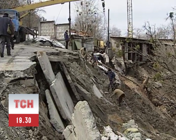В самом центре Киева сползло более 600 кубических метров грунта