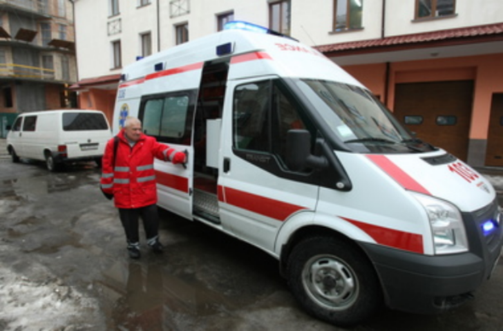 В Киеве строитель упал с трехметровой высоты и напоролся на арматуру