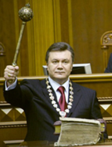 Янукович помиловал экс-министров Луценко и Филипчука