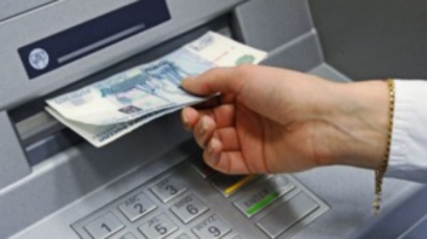 Как безопасно снять деньги из банкомата?
