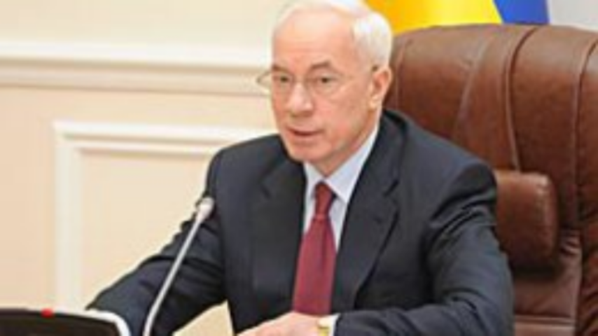 Азаров поручил вести борьбу с паводкам на опережение