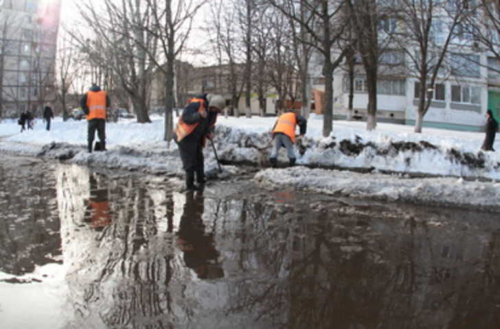 В Киеве уходят под воду переходы и улицы, а людям заливает квартиры