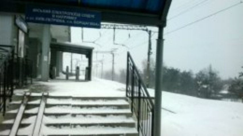 Городская электричка второй день ходит с часовыми опозданиями