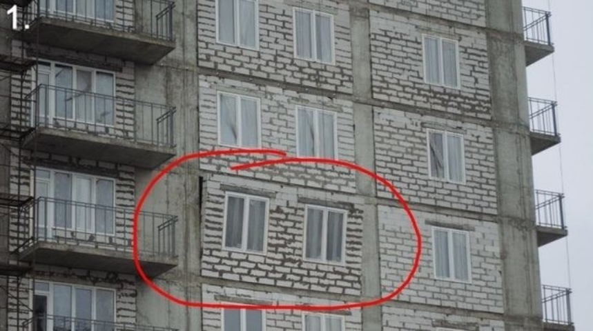 В элитной новостройке Донецка ураган выбил стену