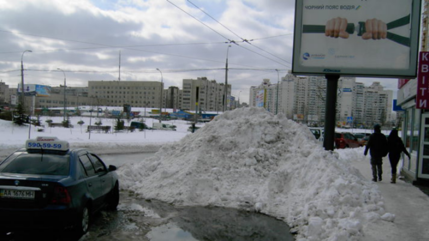 Оболонь на грани потопа: снег отгребают, но вывозить не спешат