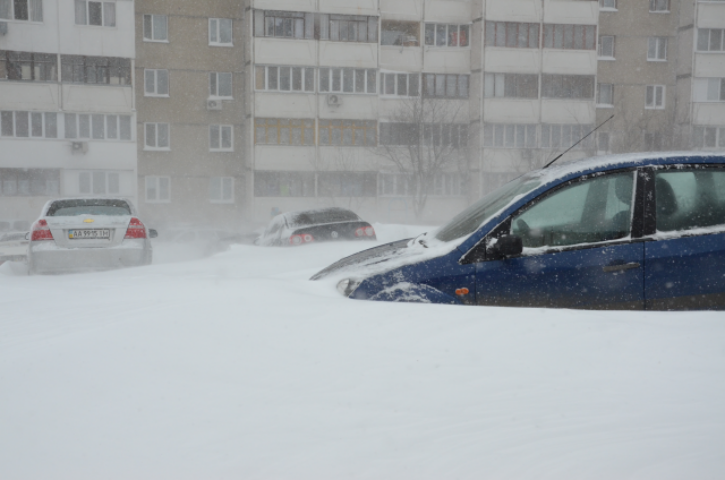 Киев стремительно останавливается в огромных пробках