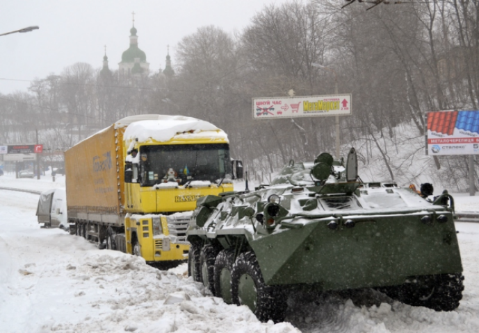 Киевские коммунальщики выпустили на заснеженные дороги 260 автобусов и 65 троллейбусов