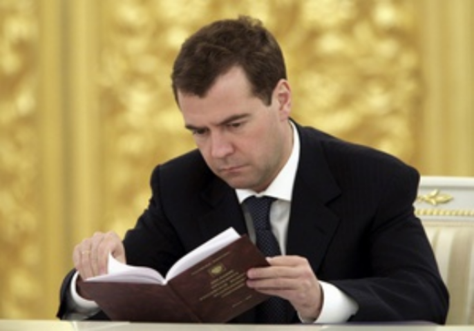 Российское гостеприимство: Медведев раскритиковал губернаторов за раздачу квартир Депардье