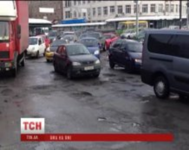 В Киеве водитель отсудил у гаишника 2 тыс. грн за разбитое на плохой дороге авто