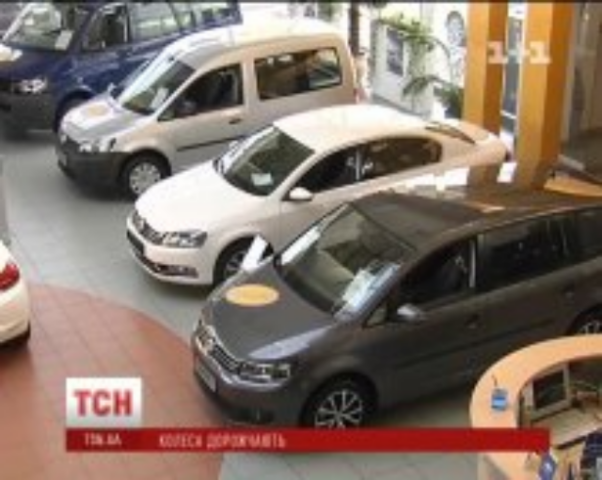 Cкачок цен на иномарки устроил ажиотаж в автосалонах Киева
