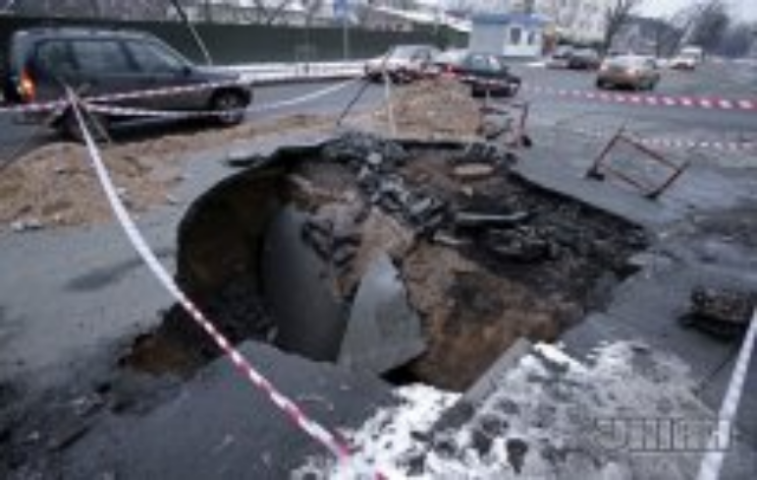 Киевская улица поразила необычной и большой ямой