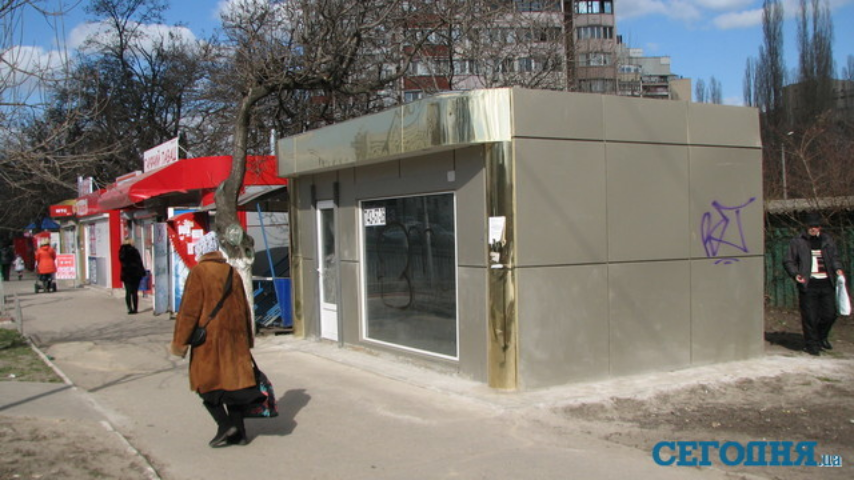 В Одессе киоски устанавливают на тротуарах. Фото