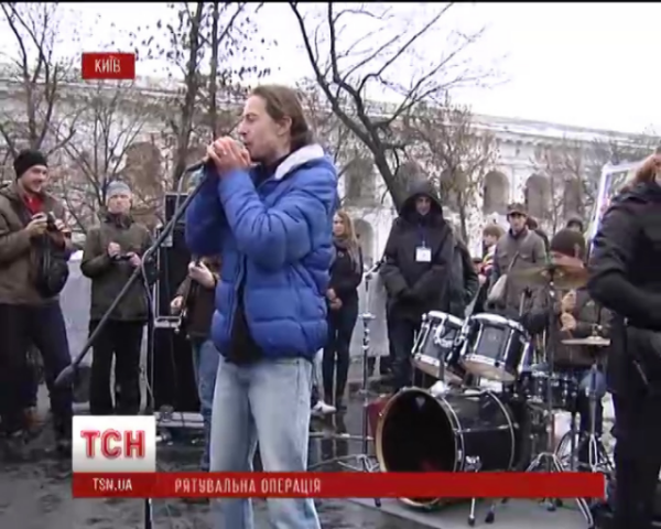 Киевляне устроили музыкальный пикет под стенами Гостиного двора