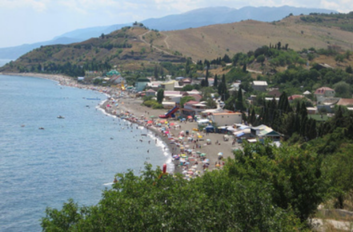 В Крыму бульдозеры сносят кафе и ларьки, чтобы освободить проход к морю
