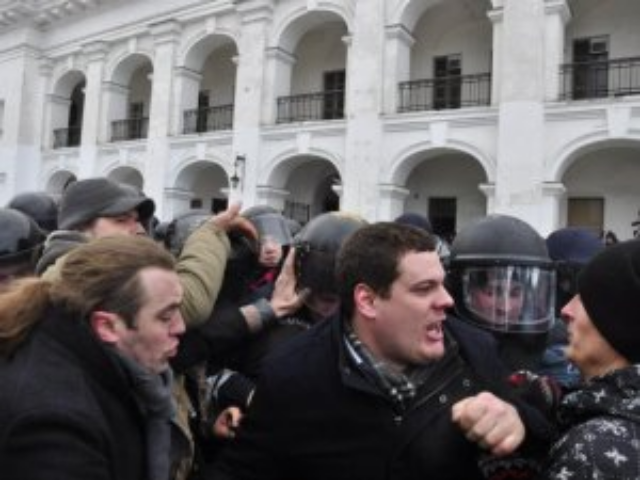 "Свобода" пригрозила "Беркуту" оружием за драку в Гостином дворе