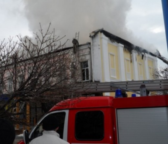 Документы по восстановлению сгоревшего возле парламента Крыма дома направили на экспертизу 