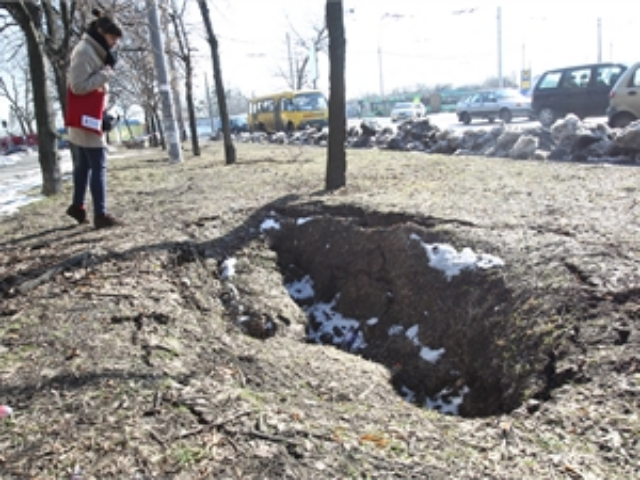 Во сне провалиться под. Земля провалилась во сне. Провалиться под землю во сне к чему. К чему снится если провалился человек под землю.