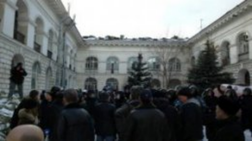 Милиция справедливо заламывала депутатов у Гостиного двора