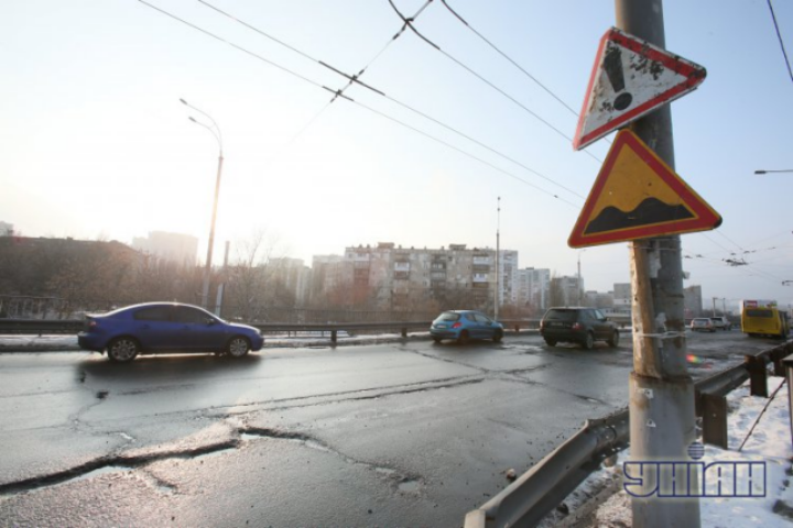 В бригадах "Киевавтодора" продают асфальт "налево" прямо на глазах у Попова
	