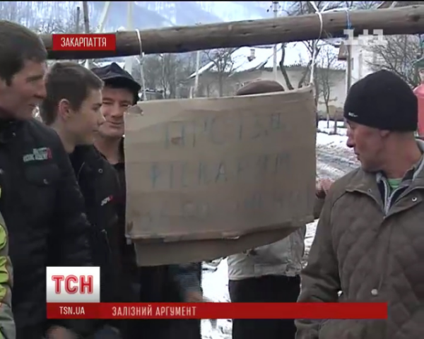 На Закарпатье крестьяне воюют с лесорубами