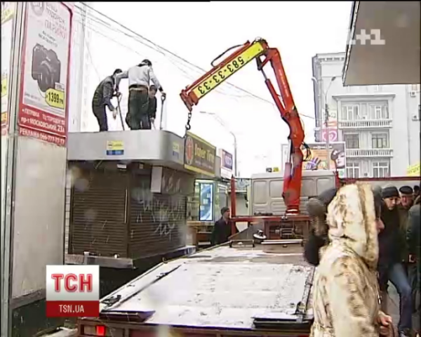 Вблизи киевского метро в третий раз снесли киоски
