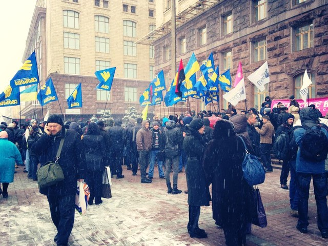 Под КГГА начались сразу два пикета. Фото
