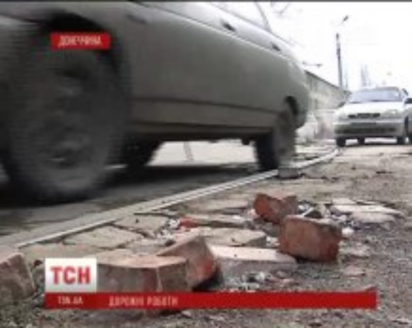 Дырявые дороги "латают" кирпичами и тротуарной плиткой