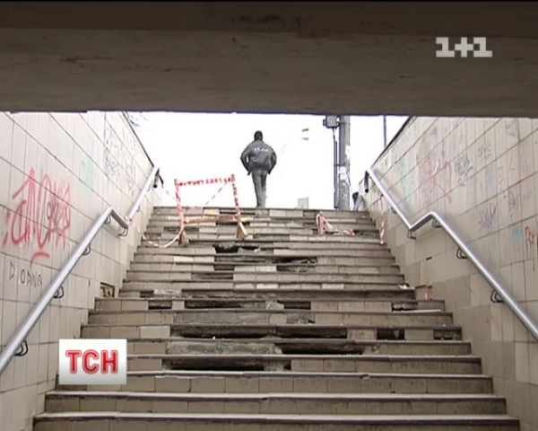 Подземный переход в столице превратился в опасные "катакомбы"