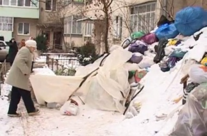 Семья из Ивано-Франковска устроила в квартире свалку - соседи страдают от вони и крыс