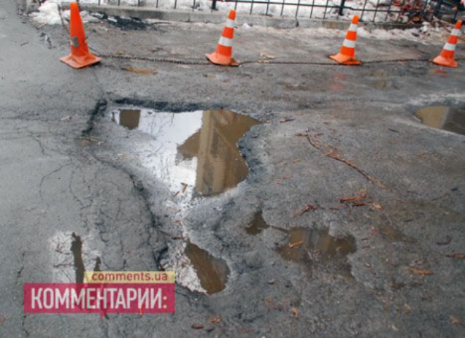 Азаров велел ремонтировать дороги как только, так сразу