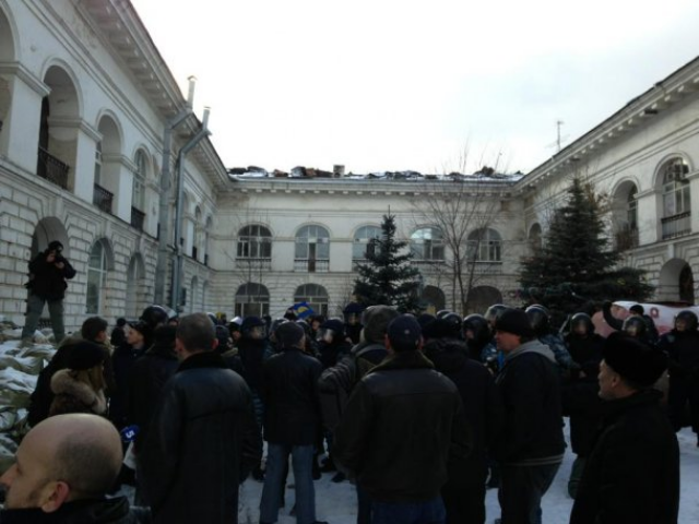 В Киеве в Гостином дворе застройщики избили нардепов. Фото