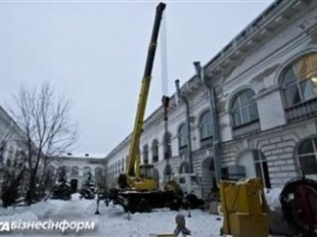 В Гостином дворе Киева начался штурм, активистов бросают в автозаки