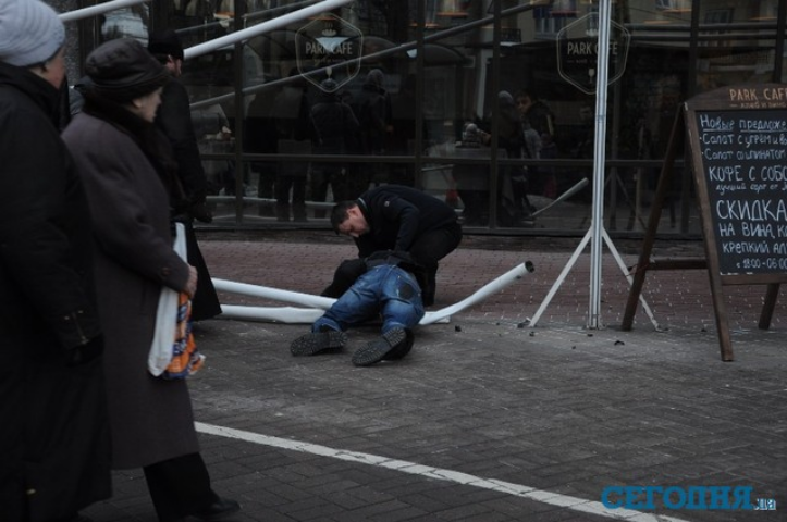 В центре Киева произошло ЧП. Свидетель: из окна гостиницы летел человек. Фото