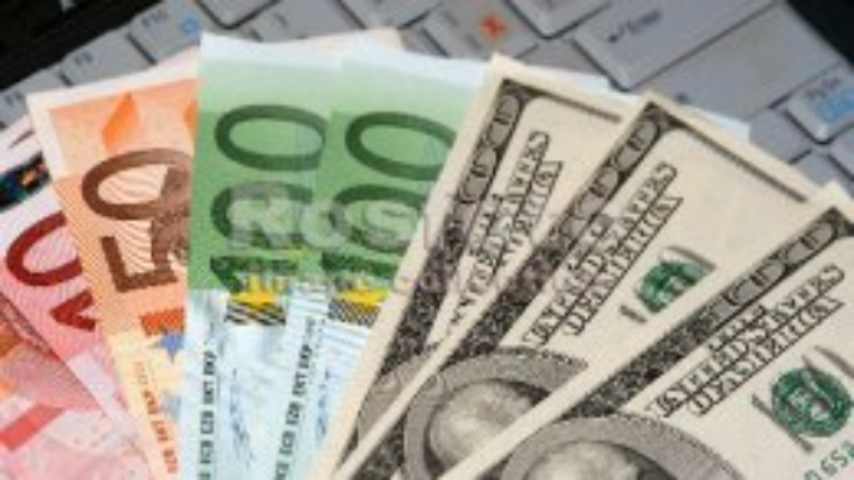 Украинцы купили валюты больше, чем продали