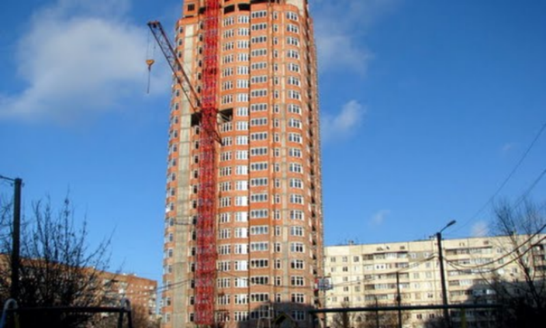 Недострой на Холодной Горе по ул. Комсомольское шоссе сдадут летом