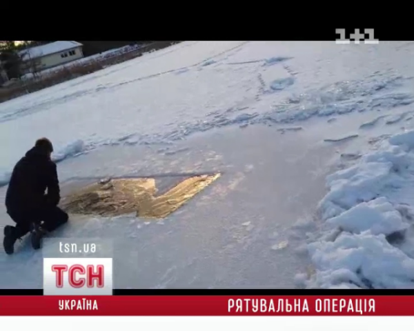 Из-под льда на столичных водоемах вытаскивают людей и собак