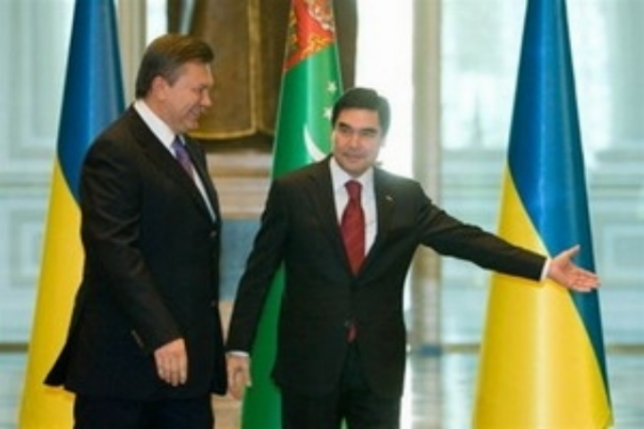 Янукович едет в Ашхабад