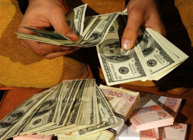 Украинцы уверены, что олигархи заработали миллионы воровством 