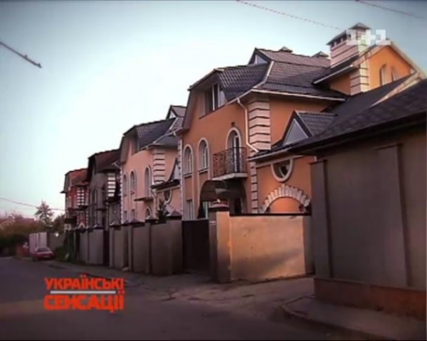 В особняке Власенко висит люстра за $ 50 тысяч, а на стенах - золотые обои. Фото