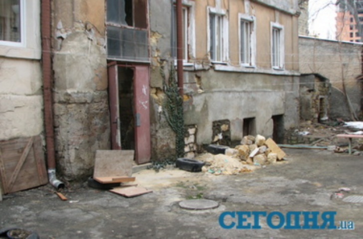 В Одессе дома трещат по швам и рассыпаются на кирпичи