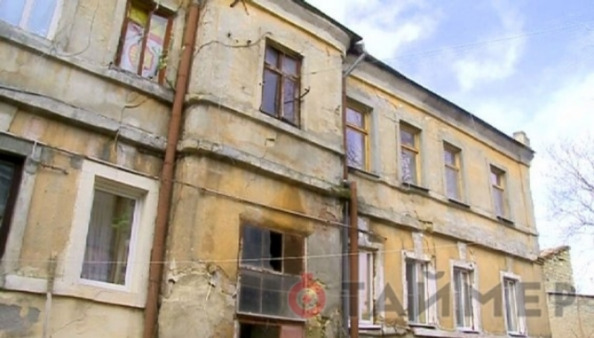 Жильцы отказались покидать разрушающийся дом на Картамышевской