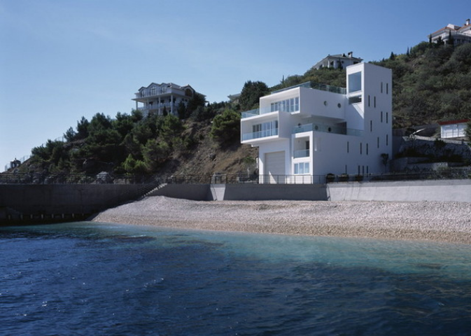 Известный лондонский архитектор построил в Крыму "космический" дом-коробок. Фото