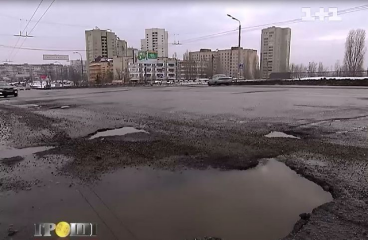 Огромные ямы на киевских дорогах отрывают машинам колеса