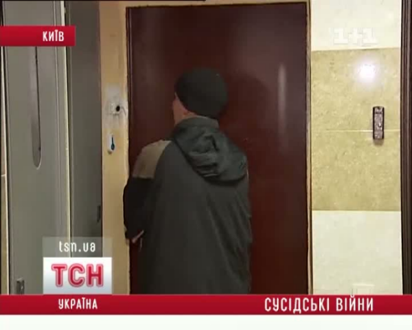 Киевляне выламывали двери и с палками и газовыми баллончиками сражались за подъезд