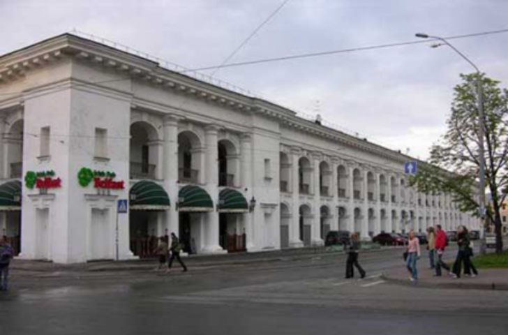 В Гостином дворе опять противостояние людей и машин 