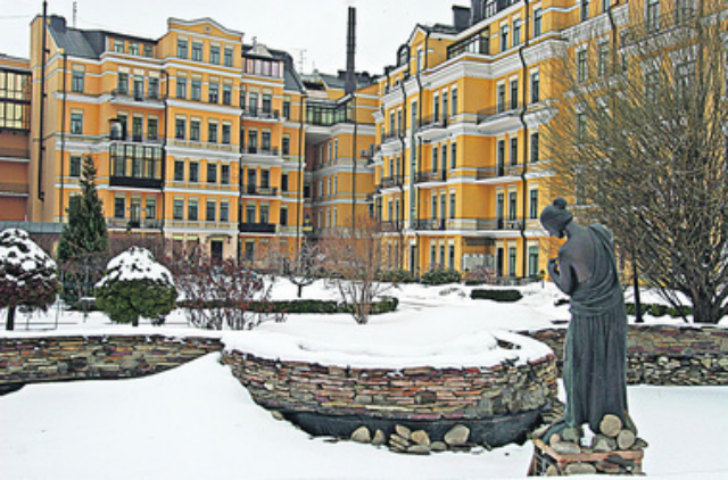 У народных депутатов Украины по 10 квартир на семью