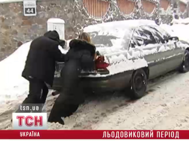 Благодаря песку и соли на украинских дорогах разворовываются миллионы гривен