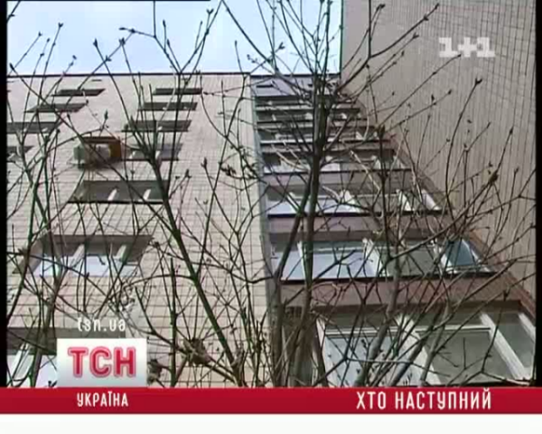 В Киеве коммунальщики год не могут закрыть дыру в доме