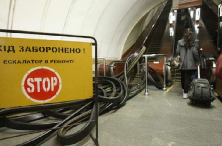 Эскалатор на "Политехническом институте" начнет работать только с марта